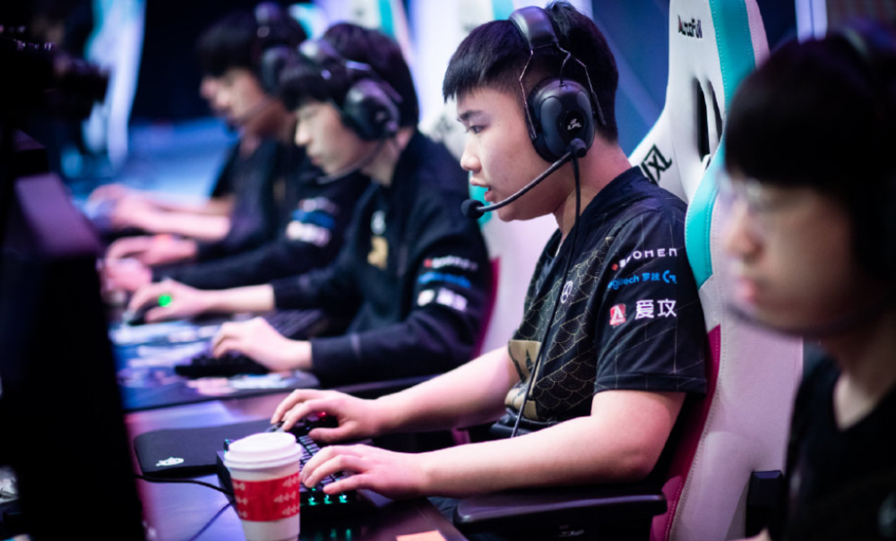 RNG险胜LGD,Perkz团战一打五焦点之战成都决赛之夜,成为赛场最大亮点 RNG险胜LGD,Perkz团战一打五焦点之战成都决赛之夜,成为赛场最大亮点