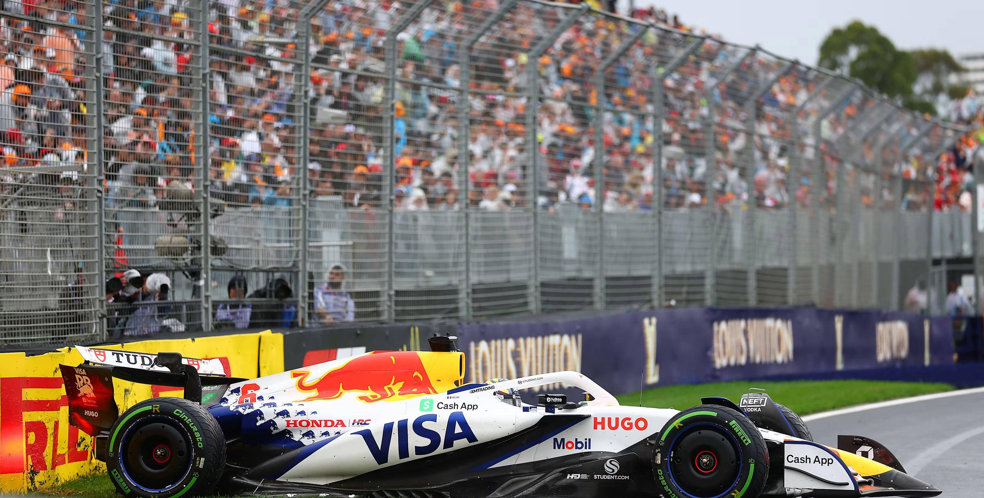 包含红牛二队力克红牛车队，勒克莱尔刷新纪录的词条